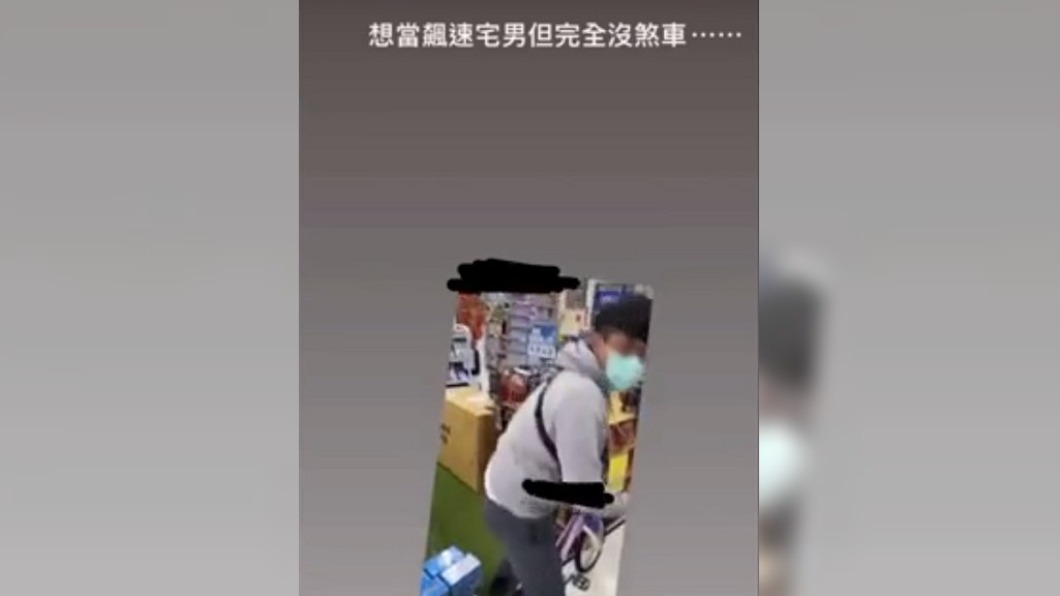 男子在賣場大騎幼兒腳踏車。（圖／翻攝自Dcard）