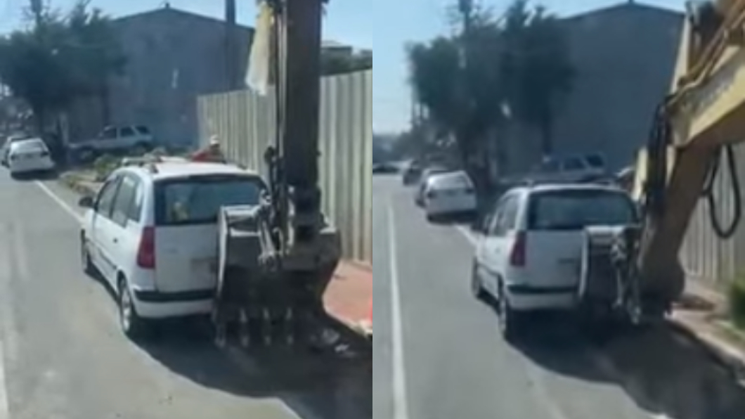 轎車擋工地門口 工人怒開怪手挪車!32秒片全網看傻