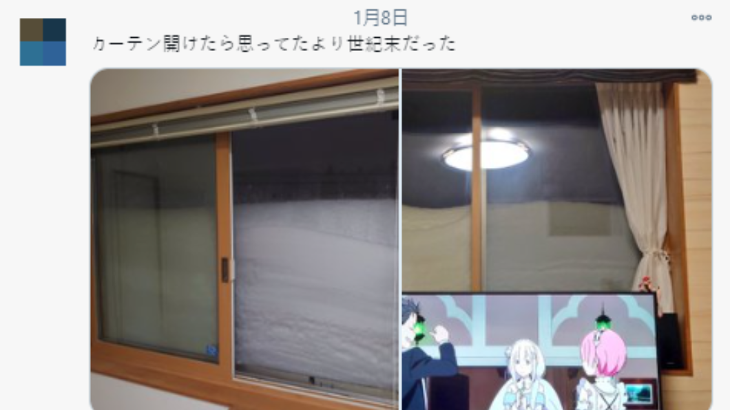 男子初次驚見窗外被積雪淹沒,並形容為世界末日。(圖/翻攝自石ころ(偽名)Twitter)