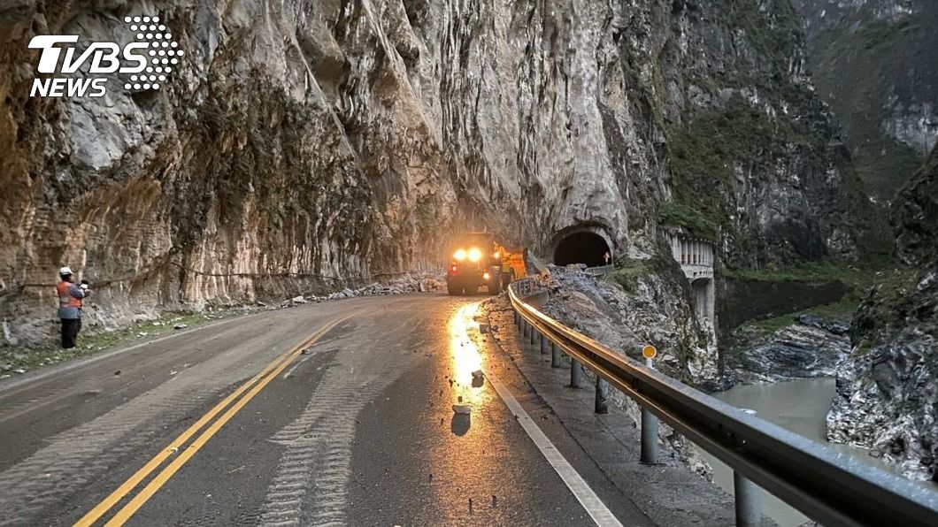 中橫公路錐麓隧道口落石 雙向交通受阻緊急搶修