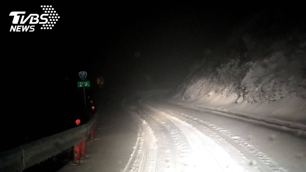 鏟雪車一早出動清除積雪。(圖/中央社)