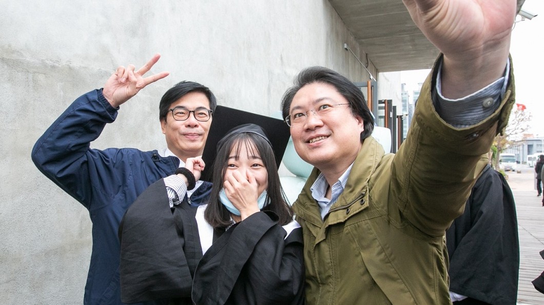林右昌(圖右)昨南下高雄,和陳其邁(圖左)簽訂雙城郵輪觀光合作備忘錄。(圖/翻攝自陳其邁臉書)