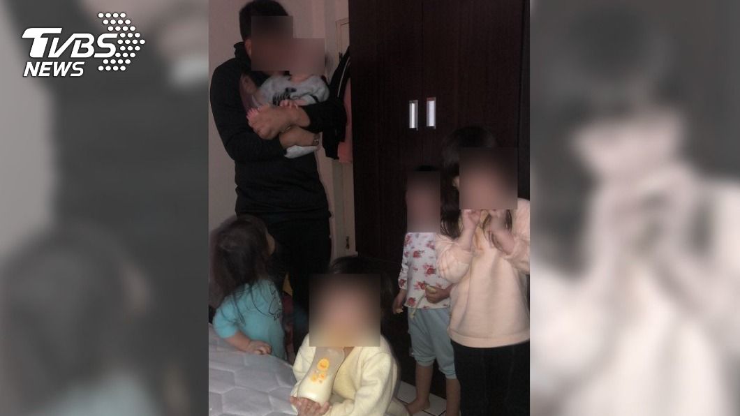 5寶爸一家人搬新家後相當開心。(圖/台中行善團張茗富提供)