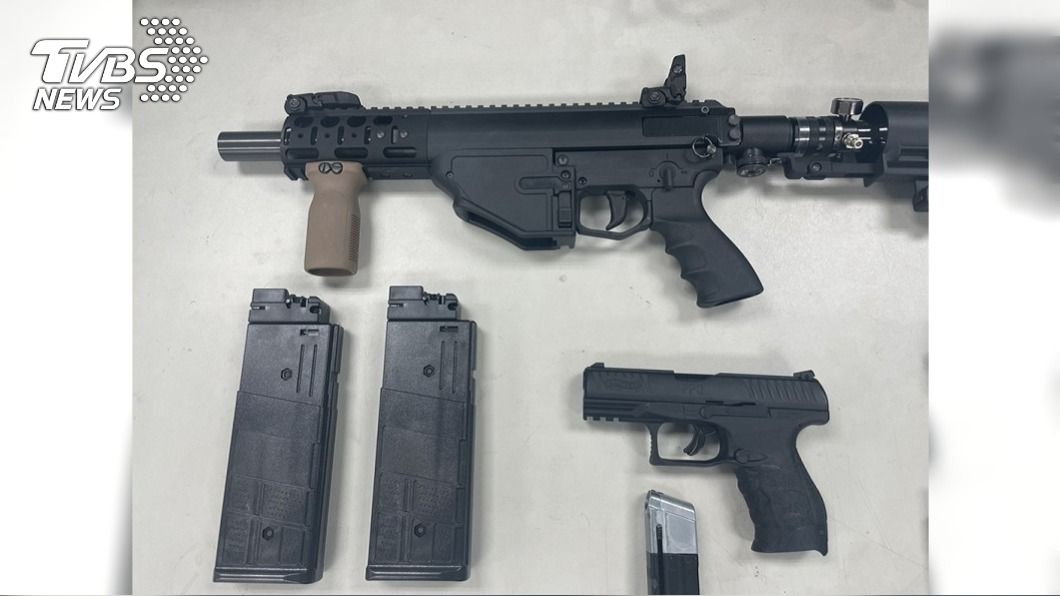 女子現任男友持瓦斯槍射擊前男友車輛16槍。（圖／中央社）