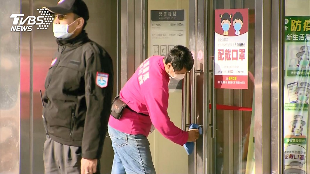 台茂購物中心、大江購物中心和IKEA等賣場，今（12）日臨時公告封館消毒。（圖／TVBS）