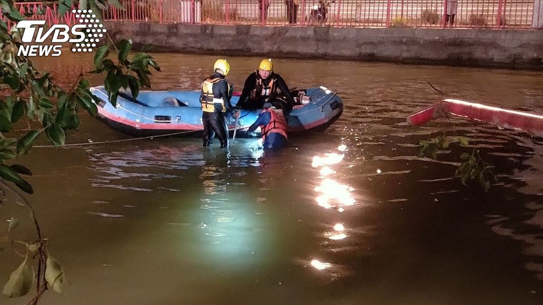 台南休旅車衝護欄落水　駕駛救上岸已無呼吸心跳