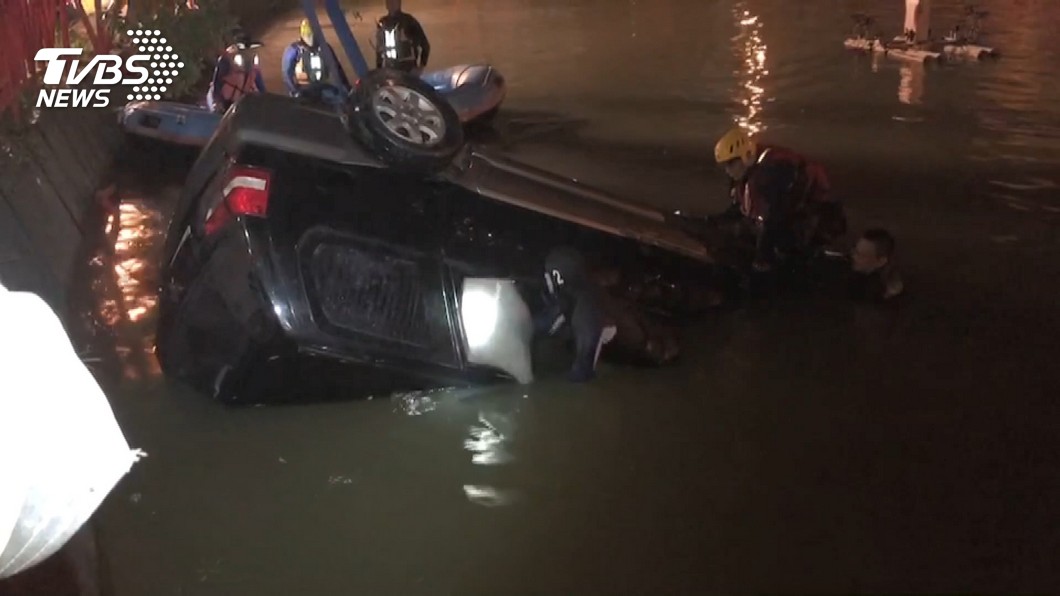 車衝水池男無心跳　消防員穿防寒衣救援