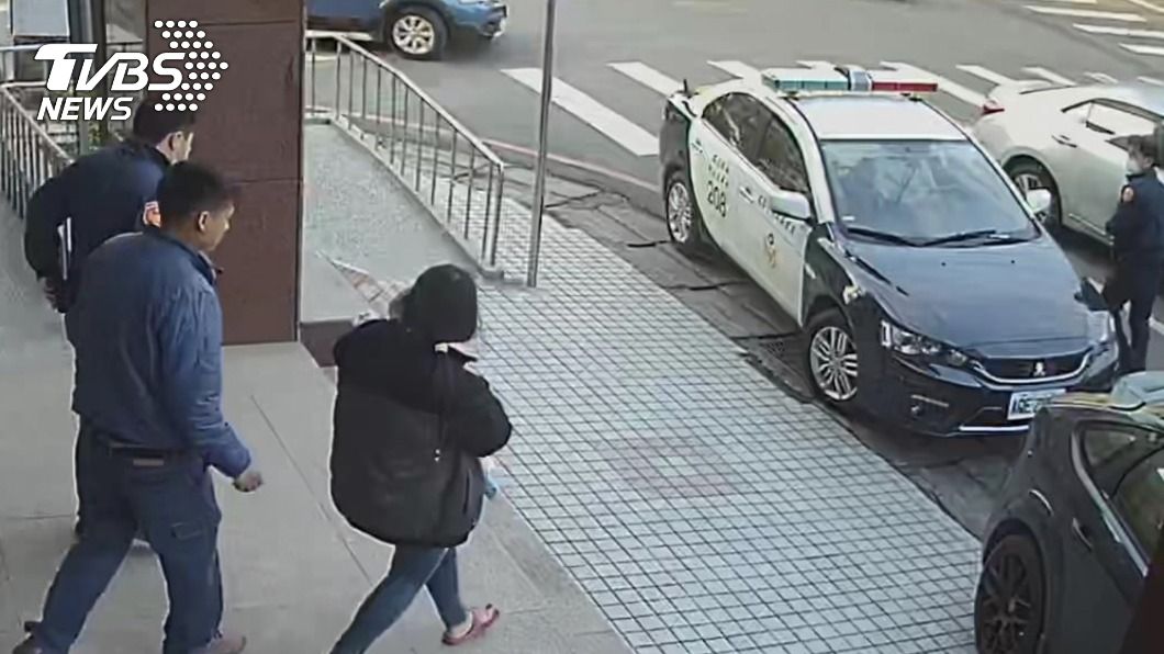 女嬰誤食洗衣球，警車協助送醫僅花25分鐘。（圖／中央社）