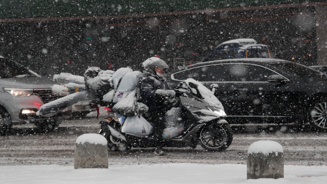 白雪蓋漢江.水陸難分  首爾出動八千人剷冰