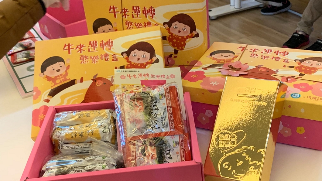 歌手吳汶芳陪著憨兒組裝禮盒,為他們加油打氣。(圖/真善美社會福利基金會提供)