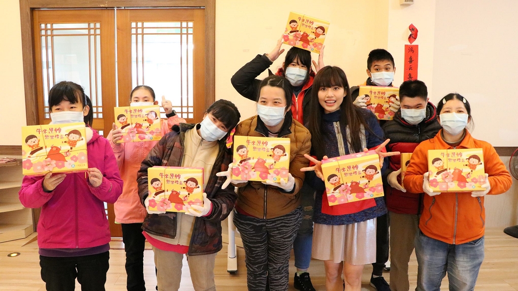 歌手吳汶芳陪著憨兒組裝禮盒,為他們加油打氣。(圖/真善美社會福利基金會提供)