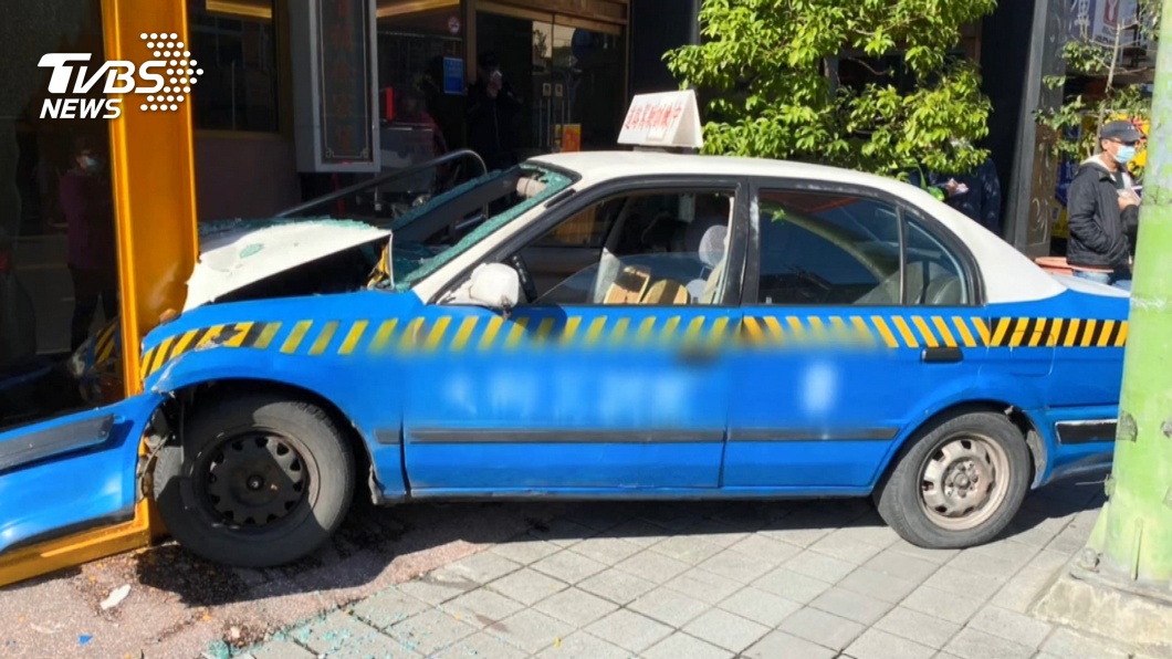 駕訓班雖然比自行前往監理站報考還貴,但可以在練車的時候提供場地、教學以及車輛保險。(圖片來源/ TVBS)