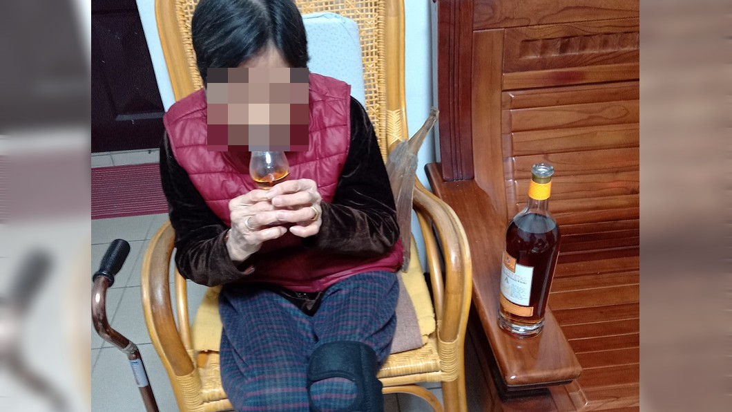 阿嬤100歲仍滿頭烏黑秀髮。（圖／翻攝自臉書社團「爆廢1公社」）