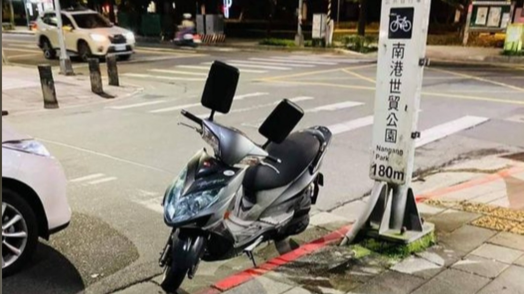 「巨無霸後照鏡」機車現蹤 網笑:老花嗎?