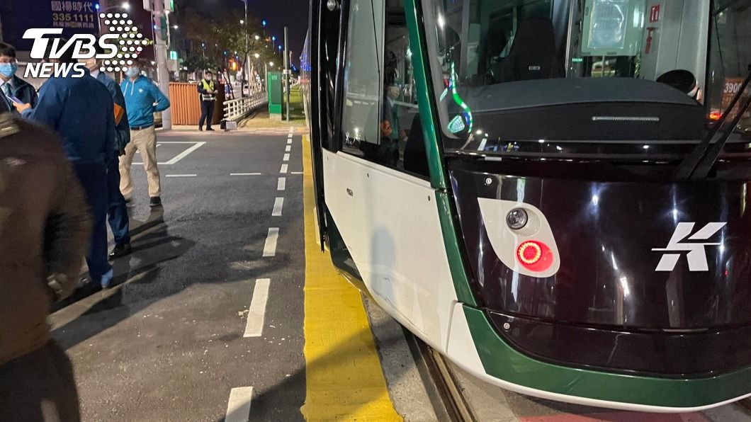 輕軌大南環段剛通車就被撞 高捷將向闖紅燈騎士求償
