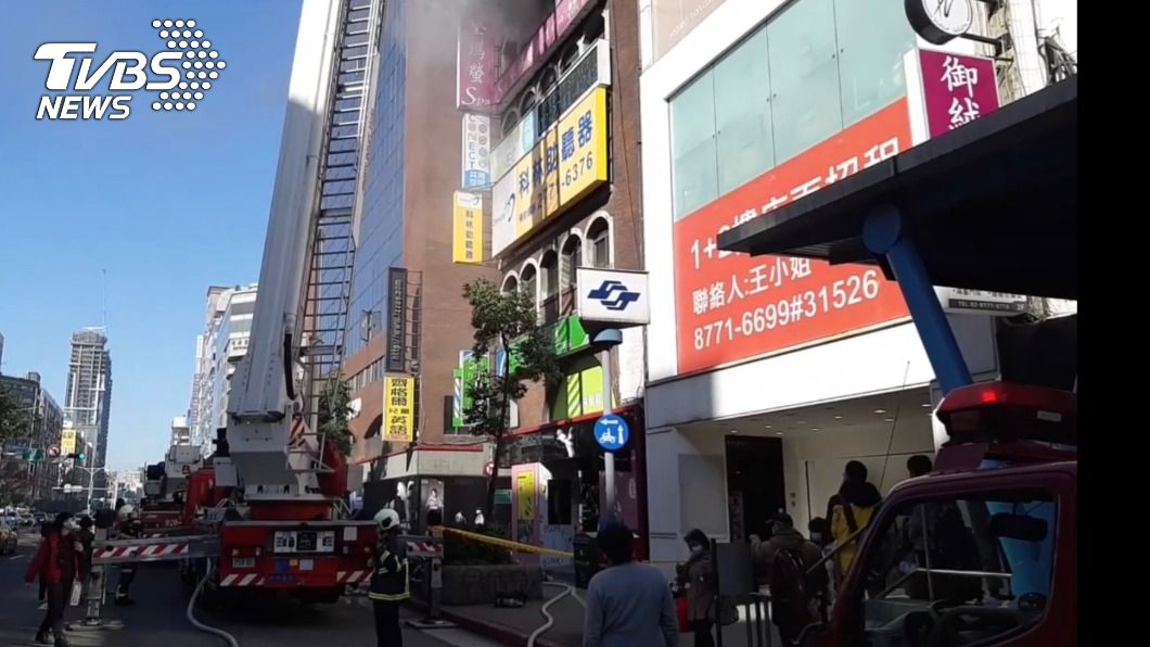 北市東區住商大樓傳火警　警消急派人力滅火