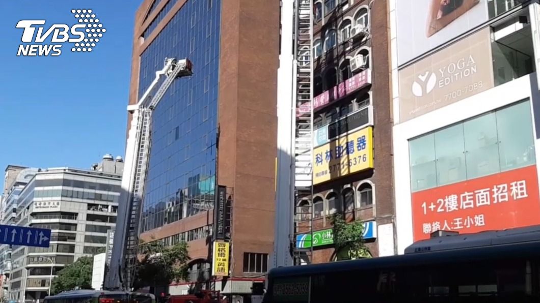消防局派出大批人力到場滅火。(圖/TVBS)