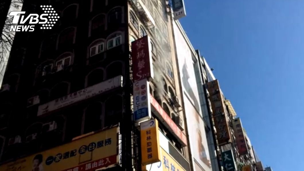 大樓冒出濃煙。(圖/TVBS)