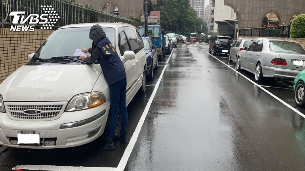 汐止康寧和明峰街公有停車格遭久停占用 18日起收費