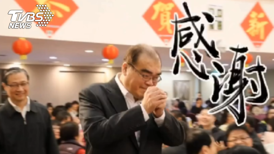 內政部移民署內部人員為邱豐光退休,送上祝福。(圖/TVBS)