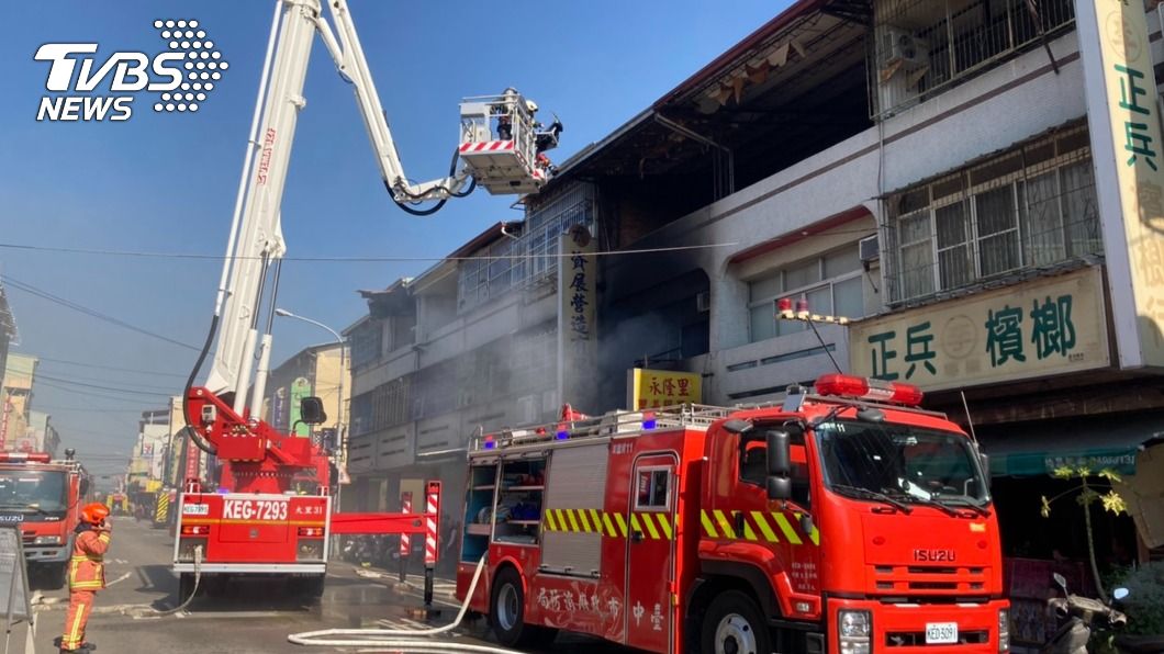 台中里長辦公室發生火警　2層建物全燒毀