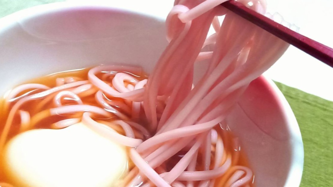 日本蟹肉魚翅蛋黃麵 粉紅麵條激發少女心