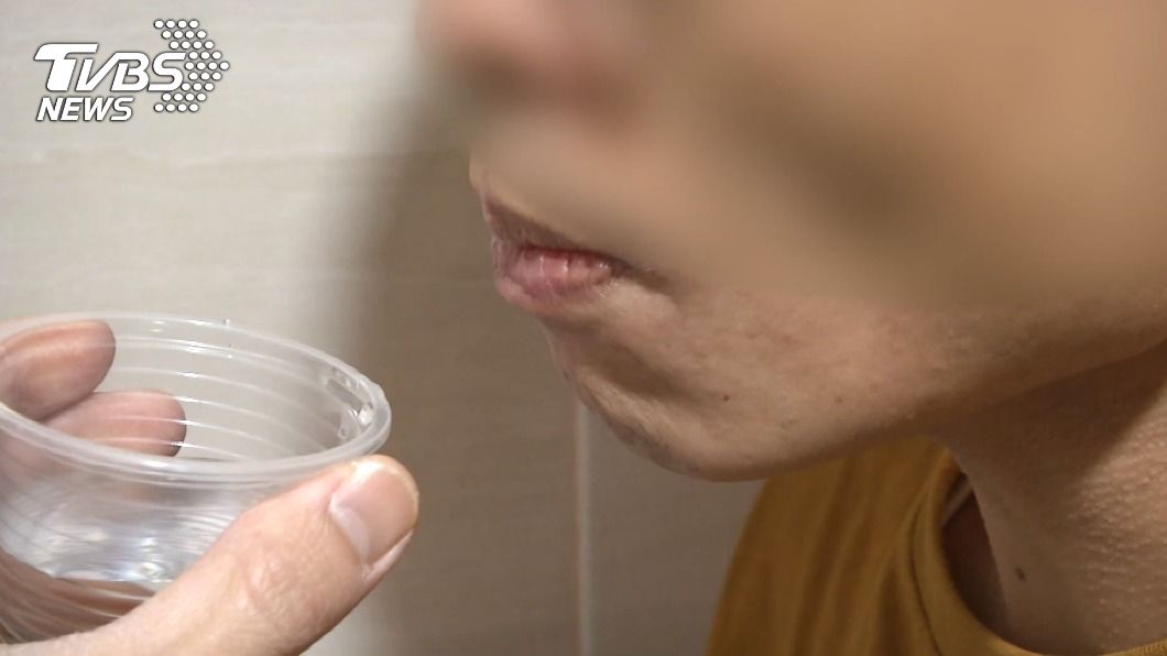 養成多喝水習慣可預防物質堆積於扁桃腺產生結石。(圖/TVBS)