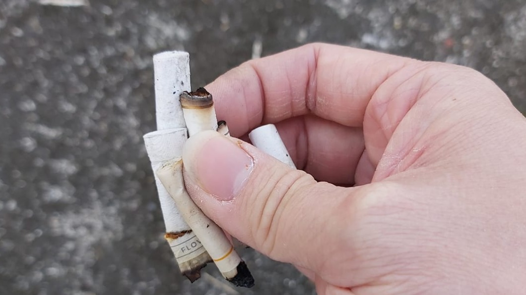 男撿菸頭善舉孩童模仿 家長責備急阻:叔叔愛髒東西