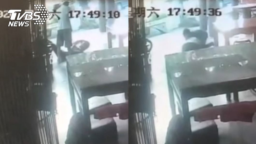2人爆發肢體衝突扭打在地。(圖/TVBS)