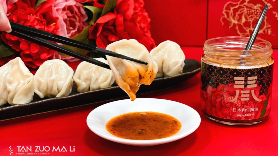和牛辣油可作沾醬使用。(圖/翻攝自「碳佐麻里精品燒肉-非吃不可粉絲團」)
