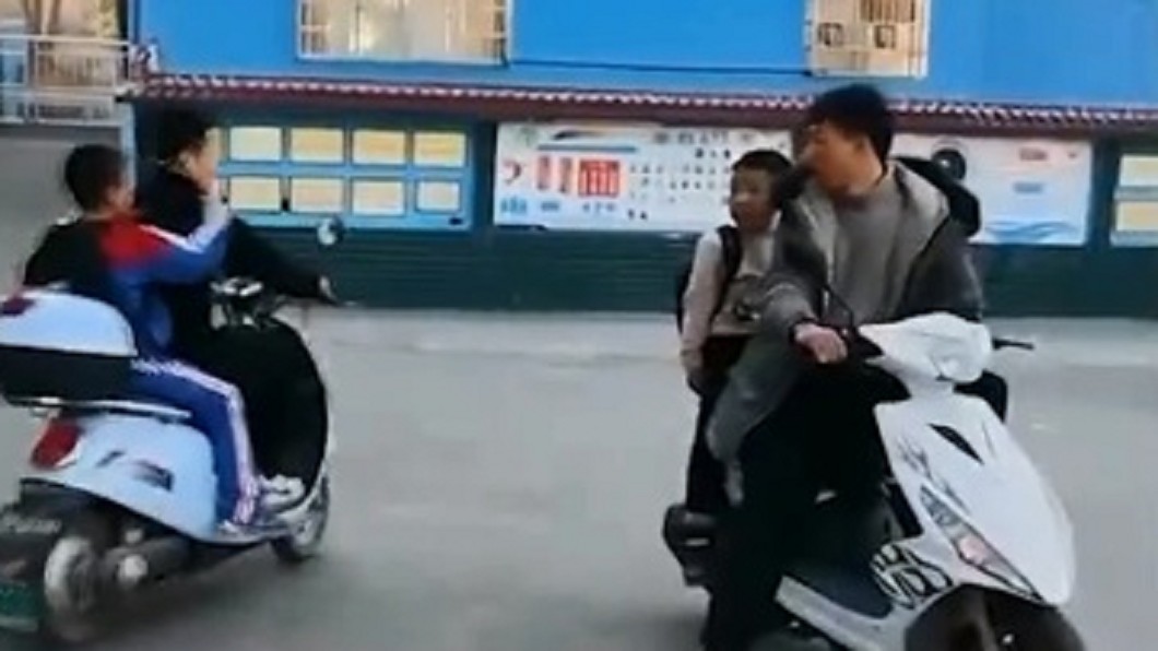 一旁家長看了嚇壞。(圖/翻攝自網易視頻)