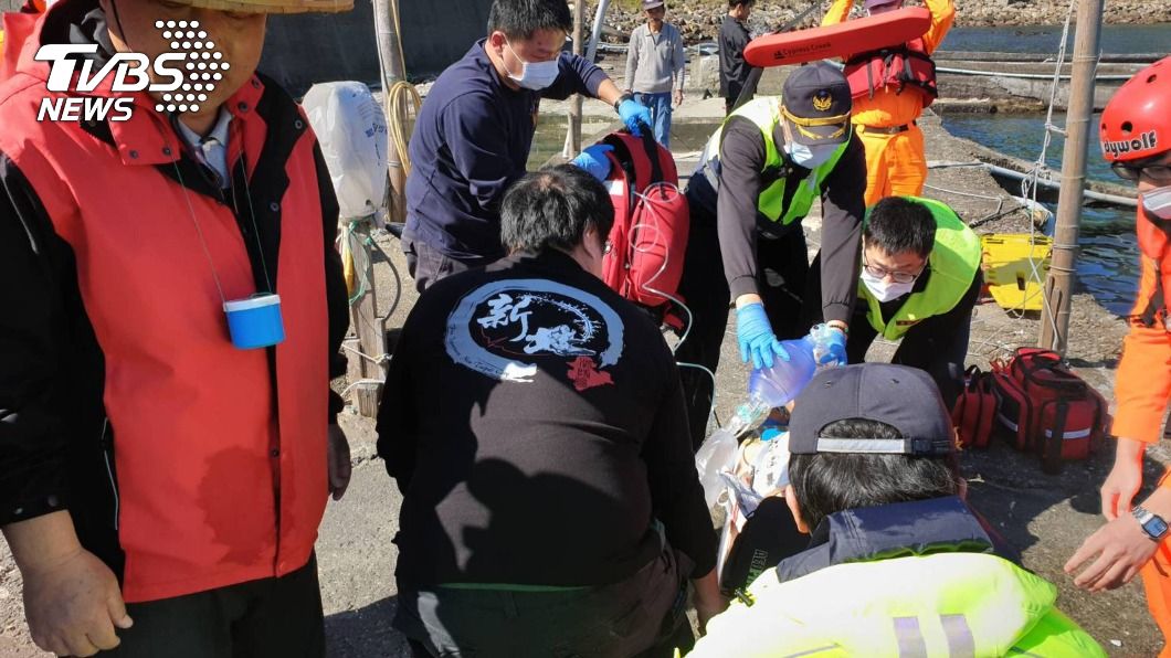 新北龍洞傳意外 1人疑失足落水命危送醫