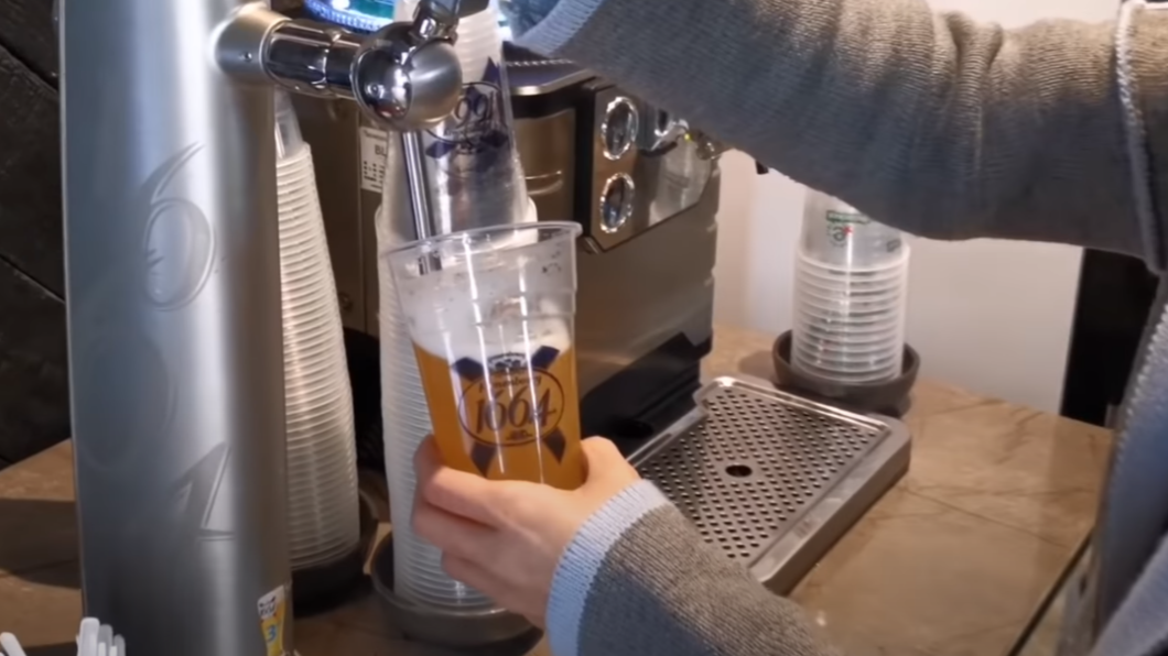 店內供顧客暢飲生啤酒。(圖/捲捲和土豆拿鐵部落格授權提供)