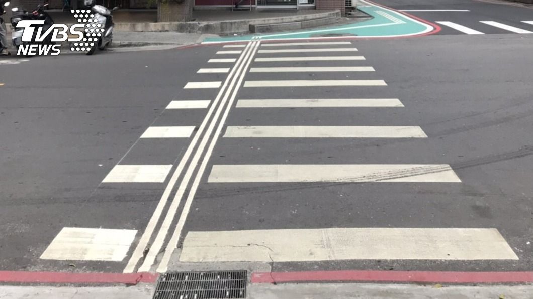 新北市試辦導盲行穿線。（圖／中央社）