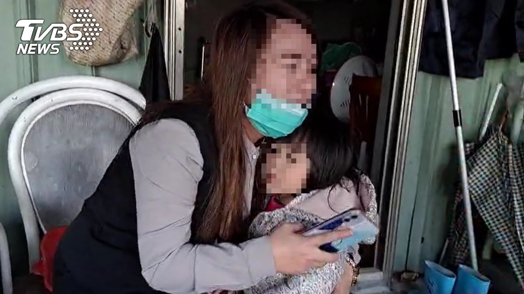 母親慌張返家後,看到孩子忍不住崩潰落淚。(圖/TVBS)