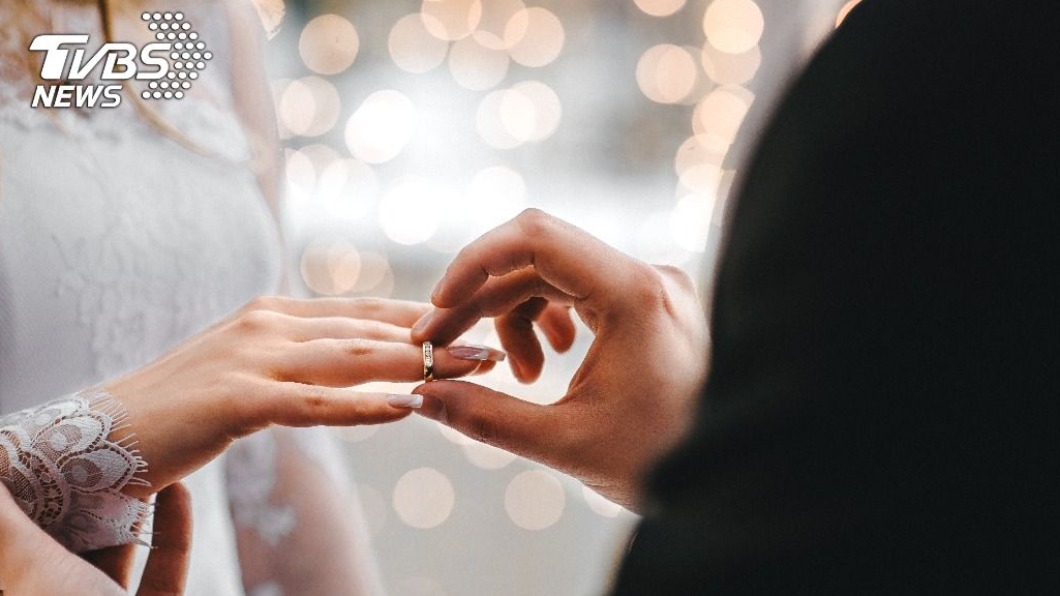 人妻於外地認識同鄉老公,進而交往結婚。(示意圖/shutterstock 達志影像)