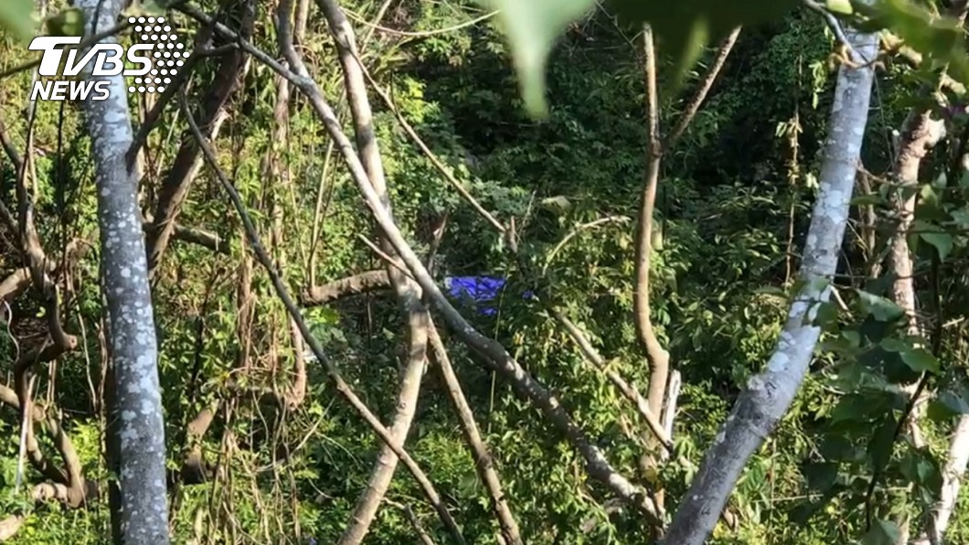 八卦山吊橋往下看 驚見「雨衣蓋屍」露出2條腿