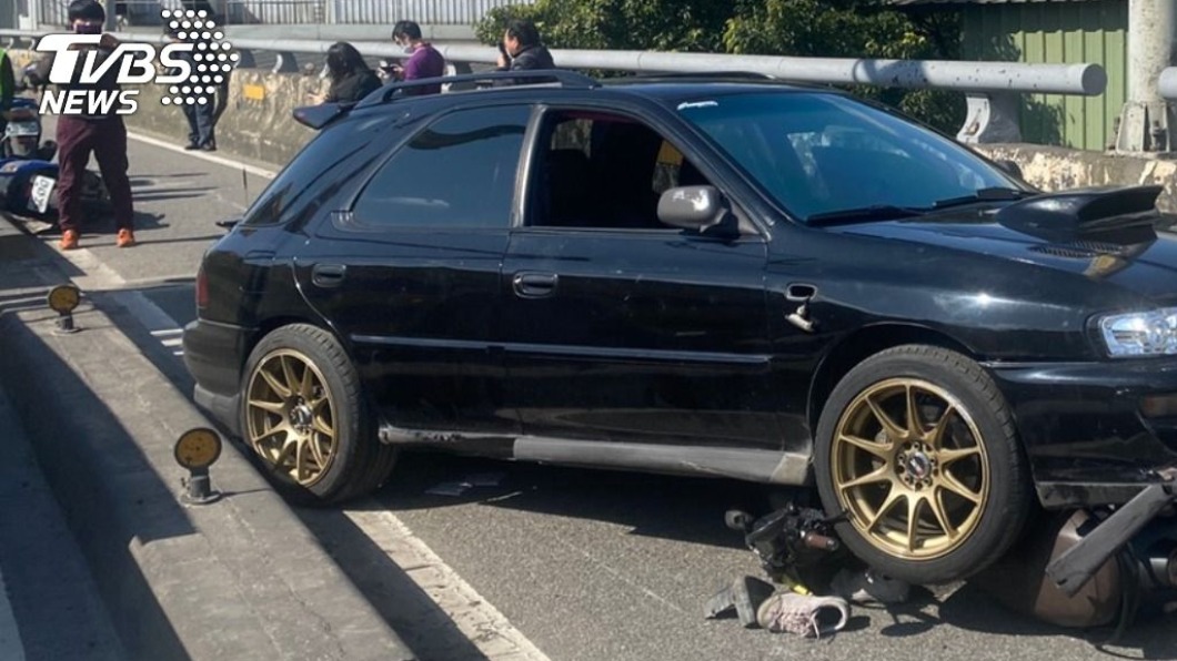 汐止北山大橋轎車逆向撞機車　2人送醫