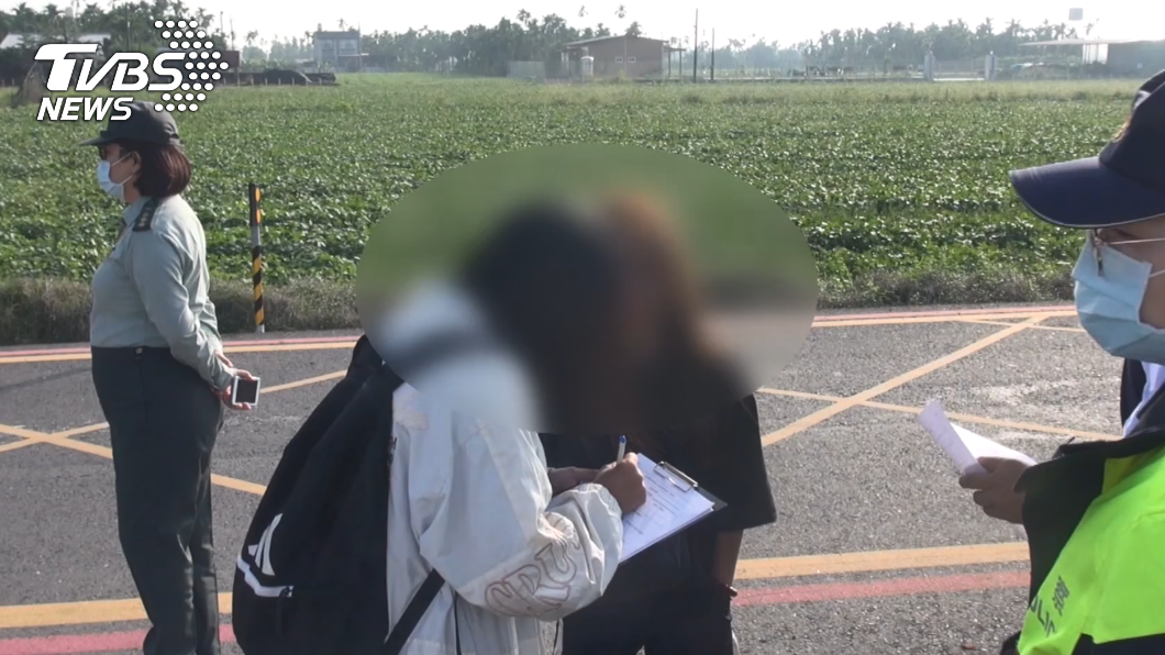 許多學生會從火車站叫白牌車搭到學校,1人20元起跳。(圖/TVBS)