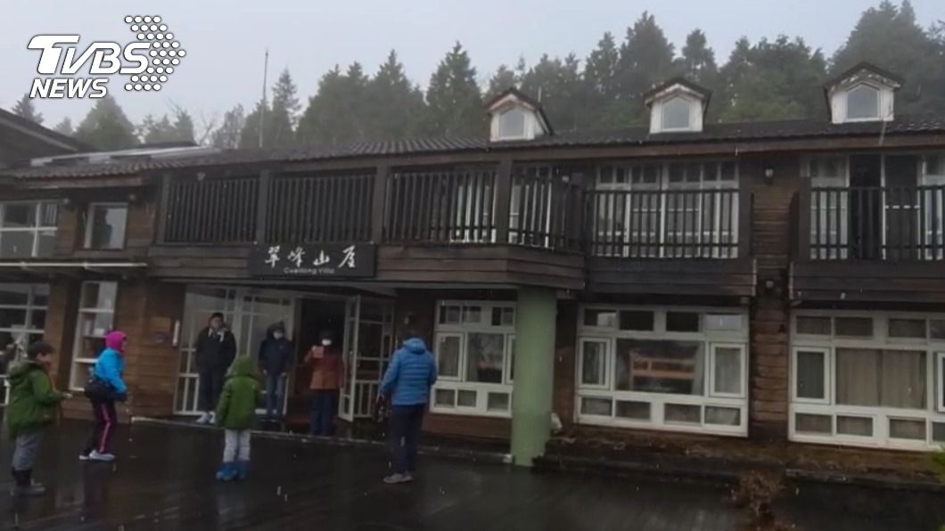 冷氣團來襲 太平山短暫下起冰霰夾雜雪花
