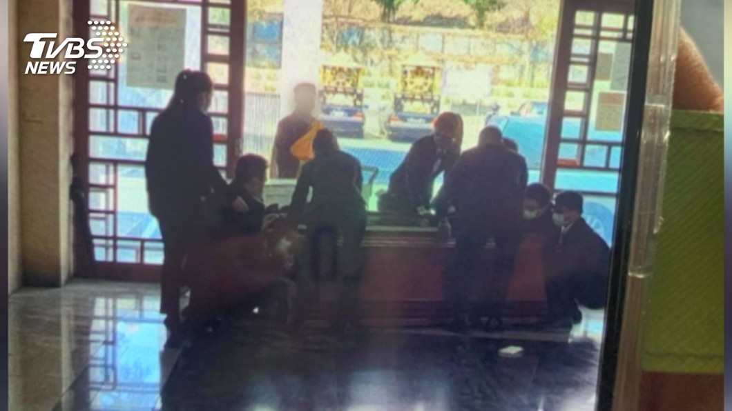 禮儀師「摔棺露屍」下跪求原諒 殯葬同業:犯了大忌