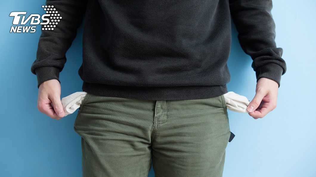 男自稱單親爸收入低，砍半價買遊戲機。（示意圖／shutterstock達志影像）