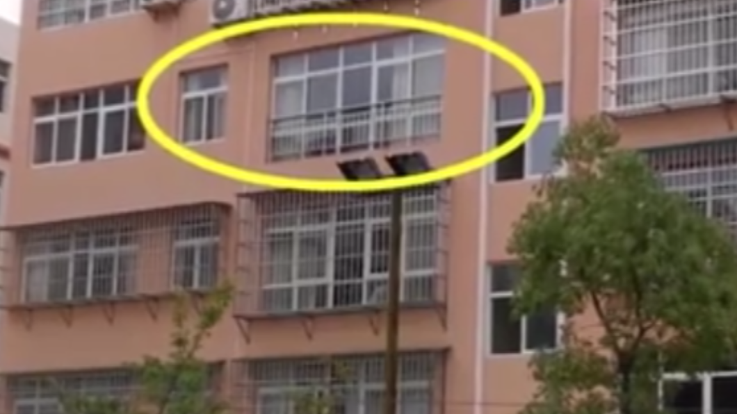 輔警翻牆潛入前女友家中。(圖/翻攝自西安晚報微博)