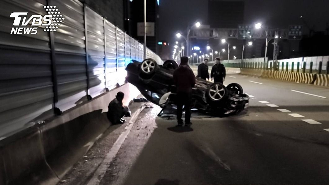 車上兩人均事後自行爬出車外,均未受傷。(圖/TVBS)