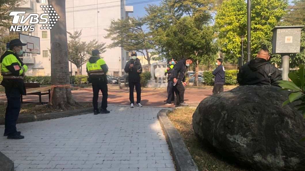 警方到場後將火勢撲滅,但女子已明顯死亡。(圖/TVBS)