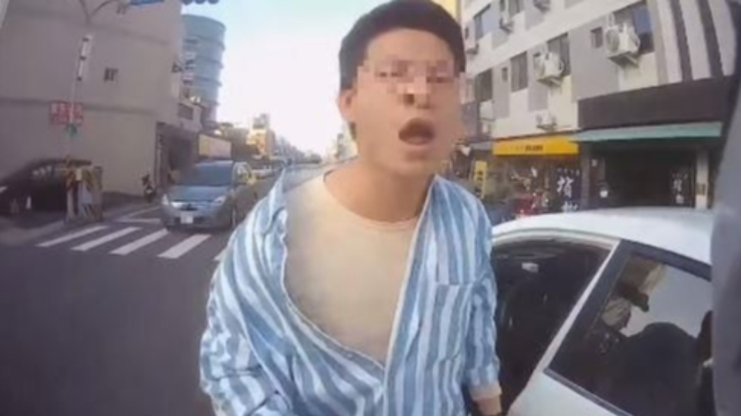 駕駛硬切被騎士叭　轉身左投「朝臉砸雞排」：X小啦