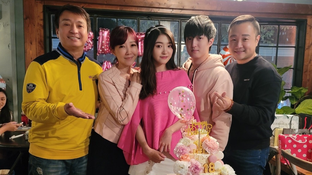 王中平、余皓然為愛女慶祝18歲生日。(圖/翻攝自臉書王中平和余皓然愛的小屋)