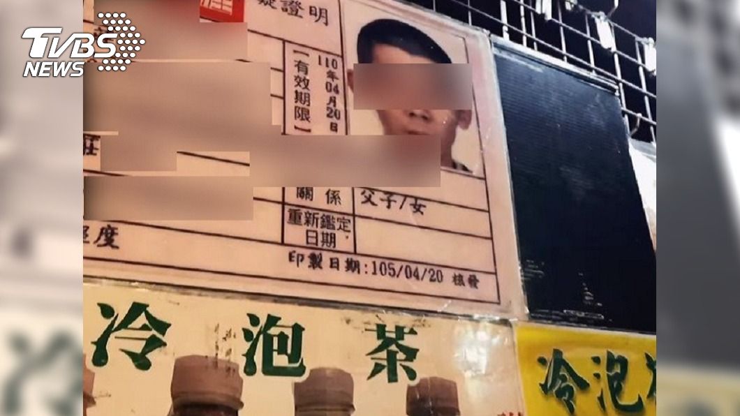 莊男將身障手冊貼在鐵架上。(圖/光線授權提供)