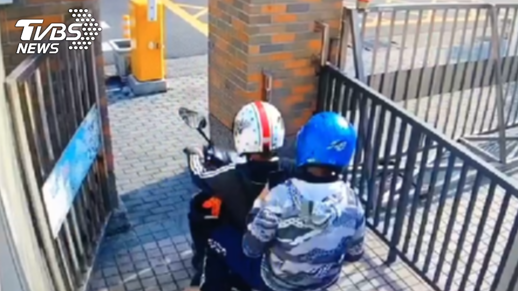 玩得差不多時,民眾才將摩托車駛離校園。(圖/TVBS)