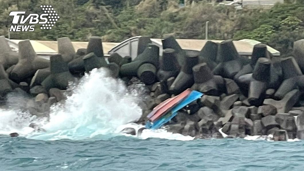 基隆八尺門舢舨船翻覆卡消波塊 男子失蹤